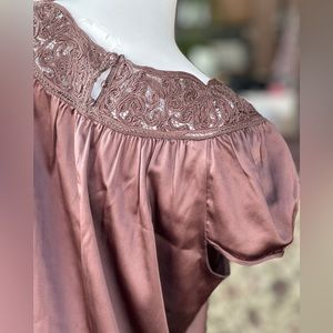 Elie Tahari dress Genuine silk charmeuse Lace detail Buttons back Cup sleeve szS